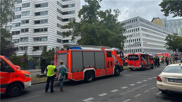 Einsatzkräfte vor dem Hochhaus in Berlin, in dem ein Feuer im zwölften Stock ausgebrochen war.