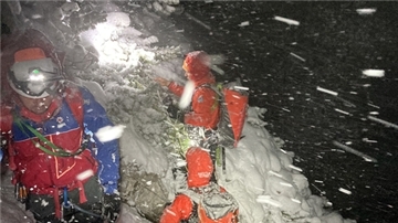 Einsatzkräften der Bergwacht suchen bei Schneefall, Eis und Wind nach dem Bergsteiger aus Niedersachsen.