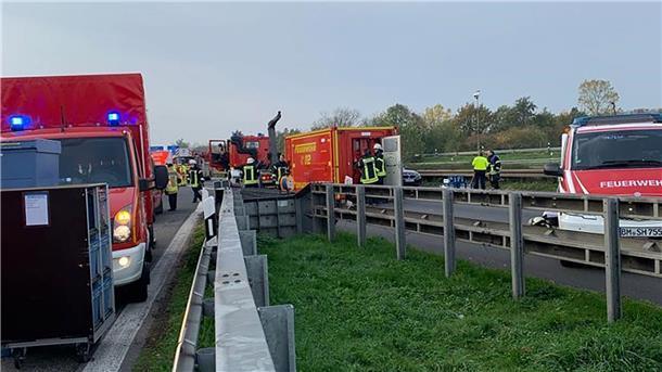 Lastwagen auf Raststätte verliert Salzsäure - A1 gesperrt Einsatzwagen der Feuerwehr am Rande der Autobahn A1. Auf der Autobahn-Raststätte Ville Ost hatte ein Tanklastzug Salzsäure verloren.
