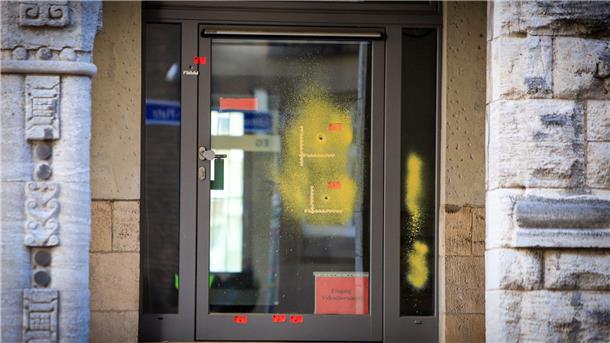 Festnahme nach Angriffen auf jüdische Einrichtungen in NRW Einschusslöcher in der Eingangstür zum Rabbinerhaus bei der Alten Synagoge in Essen.