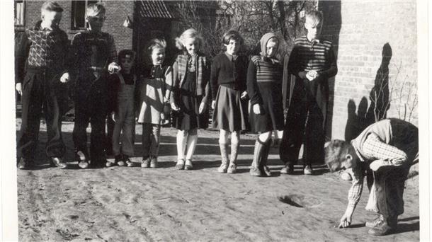 Einst ein verbreitetes Spiel, heute kaum noch zu erleben: Mädchen und Jungen beim Knickerspielen. Auch dieses Foto nahm Fritz Frerichs vor 1955 auf.