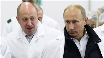 Einst enge Vertraute: Jewgeni Prigoschin (l), russicher Unternehmer, führt Wladimir Putin, Präsident von Russland, durch seine Fabrik, die Schulspeisungen herstellt.