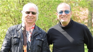 Einst traten sie mit „The Giants“ als eine der ersten deutschen Bands im legendären Hamburger „Star-Club“ auf. In der Corona-Zeit kamen Eggert Johannsen (links) und Georg Mavros zusammen und machen jetzt nach Jahrzehnten wieder gemeinsam Musik.