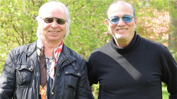 Einst traten sie mit The Giants als eine der ersten deutschen Bands im legendären Hamburger „Star-Club“ auf. In der Corona-Zeit kamen Eggert Johannsen (links) und Georg Mavros wieder zusammen und machen jetzt nach Jahrzehnten wieder gemeinsam Musik.