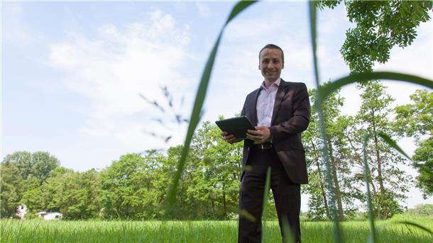 Einst wollte IT-Unternehmer Sebastian Roux auf diesem Grundstück in Spieka-Altendeich einen neuen Firmensitz bauen. Weil es dazu nicht kam, möchte er nun an selber Stelle ein regionales Energiemanagement mit 60-Megawatt-Akkuspeichern aufbauen.