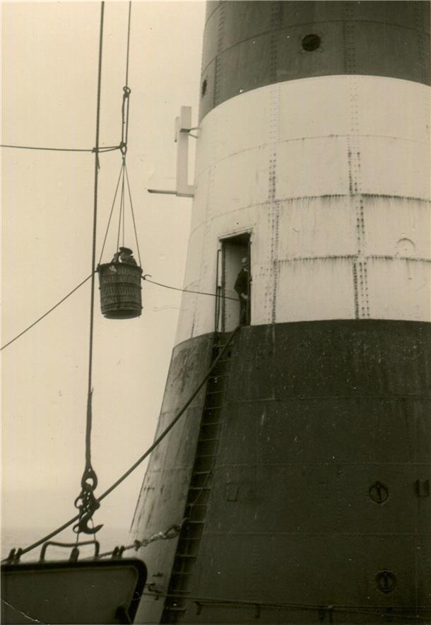 Einstieg in den Leuchtturm per Korb.