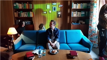 Einstiegsszene aus dem „Deichbrand at home“-Kurzfilm: Die Requisite wurde kurzerhand in einem seit Jahren verlassenen Haus in Wanhöden aufgebaut.