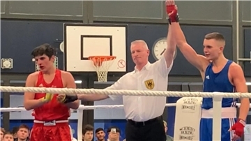 Der Langener Boxer Simon Grünholz bei der Siegerehrung.