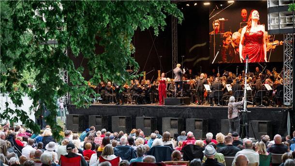 Von der Leyen und Merkel - Bayreuther Festspiele beginnen Einstimmung auf die Bayreuther Festspiele.
