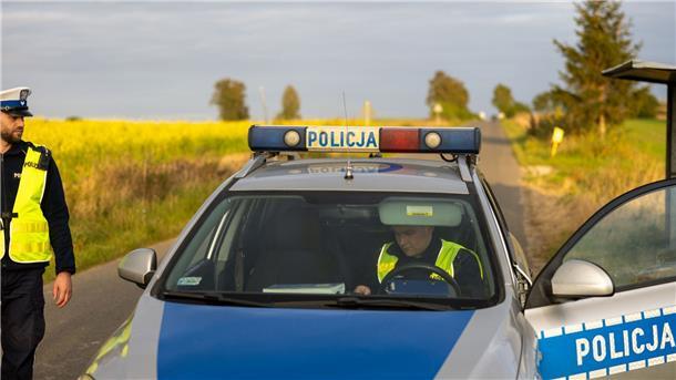Druschba-Betreiber schließt Sabotage an Pipeline vorerst aus Ein Streifenwagen der polnischen Polizei sperrt eine Strasse in Richtung des Lecks an der Ölpipeline Druschba.