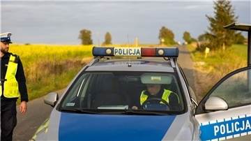 Ein Streifenwagen der polnischen Polizei sperrt eine Strasse in Richtung des Lecks an der Ölpipeline Druschba.