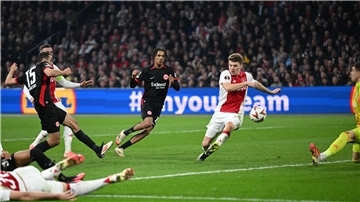 Eintracht Frankfurt darf auf den Einzug ins Viertelfinale der Europa League hoffen.