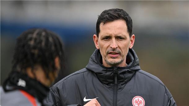 Eintracht Frankfurt mit Trainer Dino Toppmöller benötigt in der Europa League gegen AS Rom ein Unentschieden, um aus eigener Kraft den Einzug ins Achtelfinale zu schaffen.