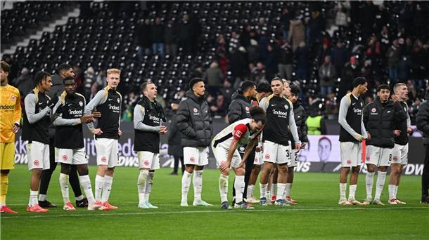 Eintracht Frankfurt muss voraussichtlich mehrere Wochen auf Nationalspieler Robin Koch verzichten.