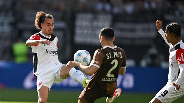 Eintracht Frankfurt um Arthur Theate (l) und der FC St. Pauli mit Manolis Saliakas lieferten sich eine wilde Anfangsphase.