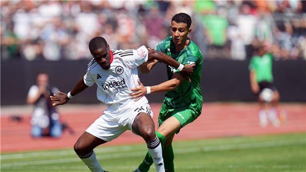 Eintracht Frankfurt um Niels Nkounkou (l) steht in der zweiten Runde des DFB-Pokals.