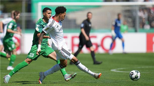 Ohne Trapp: Frankfurt meistert Auftakthürde im DFB-Pokal Eintracht Frankfurt um Nnamdi Collins (vorne) hatte mit dem FV Engers in der ersten Hälfte mehr Mühe als erwartet.
