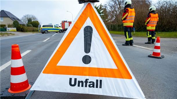 Unfall auf Bundesstraße: Lkw und Transporter kollidieren Ein Warndreieck steht in der Nähe einer Unfallstelle.