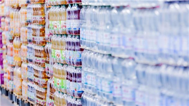 Umwelthilfe: Zu viel Verpackungsmüll in Supermärkten Einweg-Plastikflaschen in einem Supermark auf Paletten.