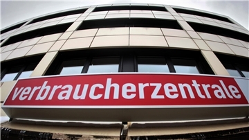 Der Schriftzug Verbraucherzentrale an einem Gebäude