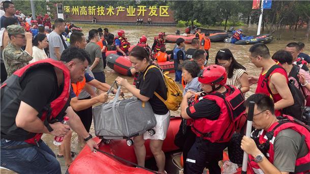 Einwohner werden mit Schlauchbooten in der nordchinesischen Provinz Hebei südlich von Peking evakuiert.