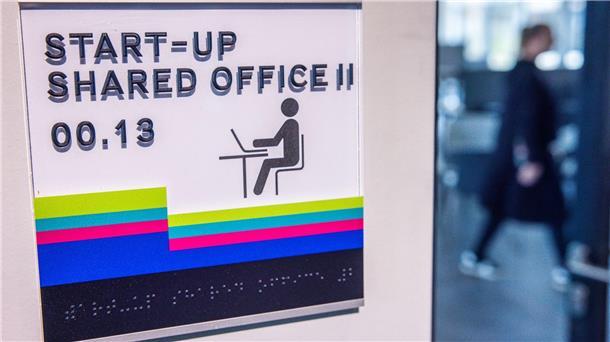 Vergleichsweise wenig Start-ups in der deutschen Autobranche Einzelarbeitsplätze in einem Gemeinschaftsbüro stehen in einbem Start-up- und Gründungszentrum für die Nutzer bereit.