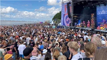 Einzigartige Atmosphäre: Das „Watt en Schlick“-Festival in Dangast bietet tolle Musik mit Blick aufs Watt beziehungsweise aufs Wasser.