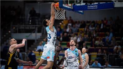 Eisbären-Center Khalid Thomas stopft den Ball in den Tübinger Korb. So wie beim Heimsieg am Sonntag soll es am Freitag wieder laufen für die Basketballer aus Bremerhaven.