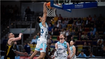 Eisbären-Center Khalid Thomas stopft den Ball in den Tübinger Korb. So wie beim Heimsieg am Sonntag soll es am Freitag wieder laufen für die Basketballer aus Bremerhaven.