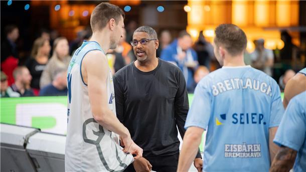 Eisbären-Coach Steven Key (Mitte) freut sich, seinen Kader (vorerst) komplett zu haben. Foto: Hartmann