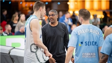 Eisbären-Coach Steven Key (Mitte) freut sich, seinen Kader (vorerst) komplett zu haben. Foto: Hartmann
