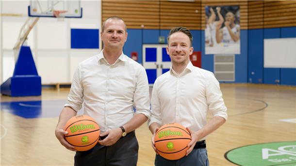 Eisbären-Geschäftsführer Melching bringt Leidenschaft für Basketball mit Zwei Männer stehen nebeneinander und halten einen Basketball in den Händen.