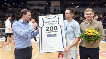 Eisbären-Geschäftsführer Johannes Marggraf (links) und sein Assistent Max Jorzyk gratulieren Adrian Breitlauch zum 200. Spiel..