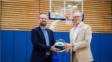 Eisbären-Geschäftsführer Nils Ruttmann (links) und Frank Dreeke von der BLG stellen ihre Partnerschaft inhaltlich neu auf.