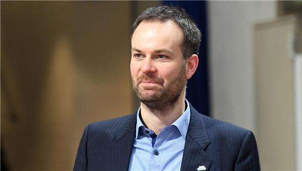 Eisbären-Geschäftsführer Nils Ruttmann will die auf dem Tabellenplatz 14 dümpelnde Mannschaft für die zweite Saisonhälfte verstärken.