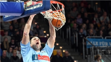 Eisbären-Kapitän Robert Oehle zählt zu den Spielern, die sich vor dem Heimspiel gegen Bayreuth mit einer Videobotschaft an die Fans des Zweitligisten richten.