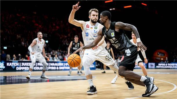 Eisbären-Neuzugang Hendrik Drescher (links) zeigt in dieser Szene eine starke Verteidigung gegen Nürnbergs Thomas Wilder.