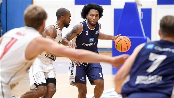 Eisbären-Neuzugang Jordan Giles (Zweiter von rechts) hatte im Testspiel gegen die Artland Dragons einige starke Aktionen.