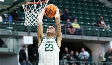 Eisbären-Neuzugang gegen Leverkusen noch nicht mit dabei Eisbären-Neuzugang Khalid Thomas spielt seine erste Saison als Profi. Der 2,07 Meter große Amerikaner ging am College für die Portland Stade Vikings auf Korbjagd.