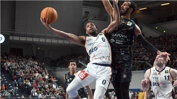 Eisbären-Spielmacher Aaron Cook (links) zieht gegen Münsters Adam Touray zum Korb. Die Uni Baskets erhielten insgesamt 36 Freiwürfe zugesprochen, die Bremerhavener nur 13.