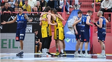 Eisbären-Topwerfer Khalid Thomas (links) hadert mit dem Auftritt seiner Mannschaft in Tübingen. Die Bremerhavener liegen in der Playoff-Serie mit 1:2 zurück. Tübingen fehlt noch ein Sieg zum Einzug ins Halbfinale.
