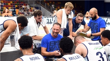Eisbären-Trainer Steven Esterkamp bereitet sich mit seiner Mannschaft auf den Saisonstart in der ProA vor. 