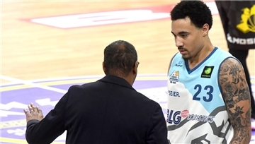 Eisbären-Trainer Steven Key im Gespräch mit seinem Neuzugang Khalid Thomas. Thomas war mit 18 Punkten Topwerfer beim Sieg in Paderborn.