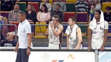 Eisbären-Trainer Steven Key (von links) hofft ebenso wie Lennard Larysz, Adrian Breitlauch und Kevin Charles auf ein Erfolgserlebnis inder Stadthalle gegen Medipolis SC Jena. 