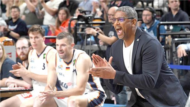 Eisbären-Trainer Key richtet emotionalen Appell an seine Mannschaft Eisbären-Trainer Steven Key weiß, dass es nach einem Drittel der Saison an der Zeit ist, mehr Spiele zu gewinnen. Am besten schon am Samstag in der Stadthalle gegen die Paderborn Baskets.