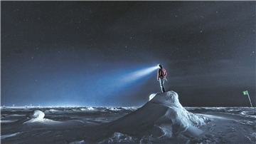 Eisbärenwachen sind Pflicht, wenn Expeditionsteilnehmer auf der Eisscholle unterwegs sind. Ein anderer Polarbewohner macht sich ebenfalls bemerkbar: Polarfüchse knabbern auf Kabeln der wissenschaftlichen Stationen auf dem Eis.