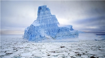 Eisberg am 60. Breitengrad, Antarktis, von der Brücke der „Polarstern“ aus fotografiert.