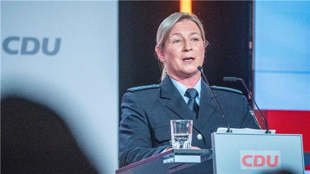 Gibt es ein Disziplinarverfahren gegen Pechstein? Eischnelllauf-Olympiasiegerin Claudia Pechstein in ihrer Uniform als Bundespolizistin beim CDU-Grundsatzkonvent Mitte Juni in Berlin.
