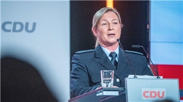 Eischnelllauf-Olympiasiegerin Claudia Pechstein in ihrer Uniform als Bundespolizistin beim CDU-Grundsatzkonvent Mitte Juni in Berlin.