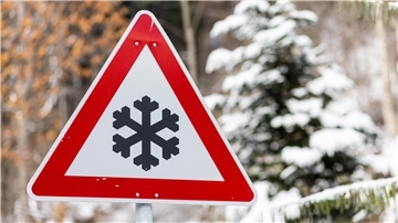 Straßenschild warnt vor "Schnee- oder Eisglätte"